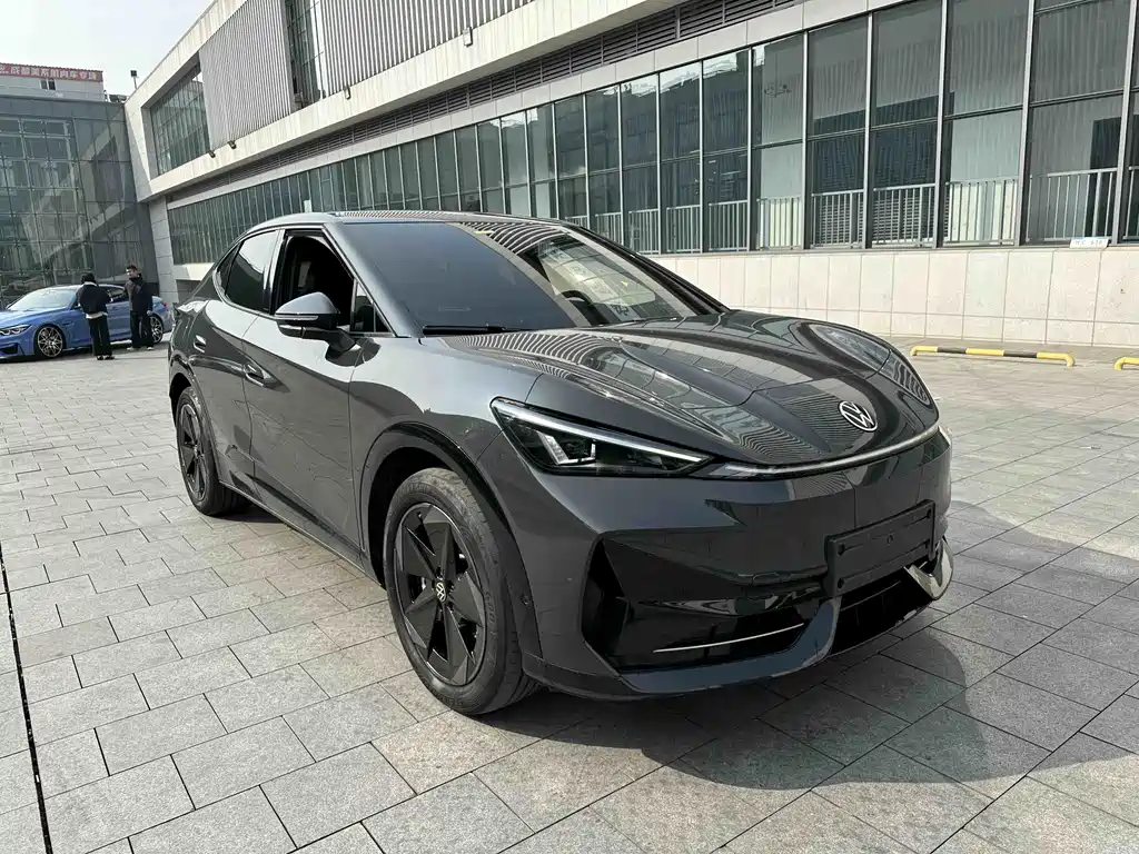 VOLKSWAGEN WITH THE CROWD 06