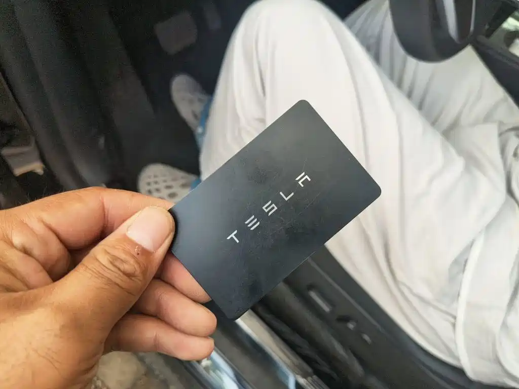 Tesla Model Y — миниатюра 9