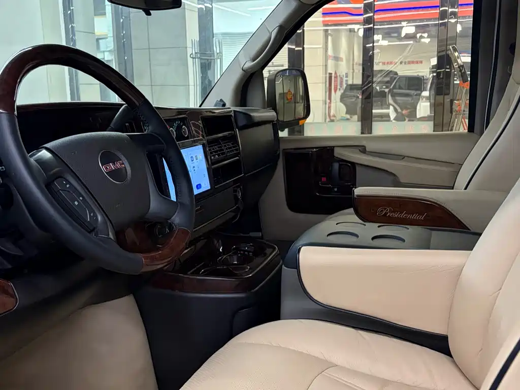 GMC Savana — миниатюра 8