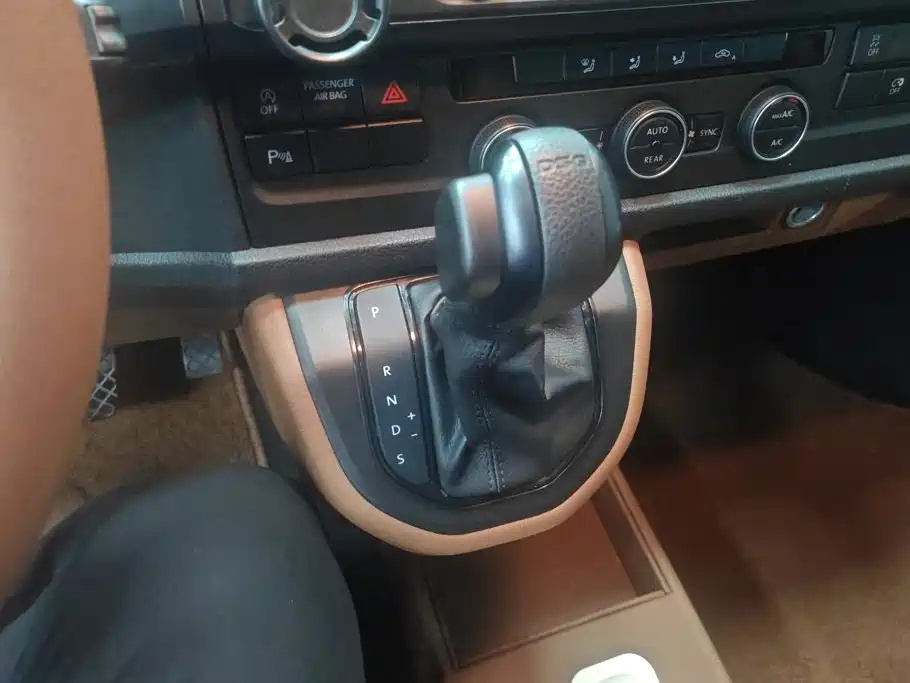 Volkswagen Caravelle — миниатюра 16