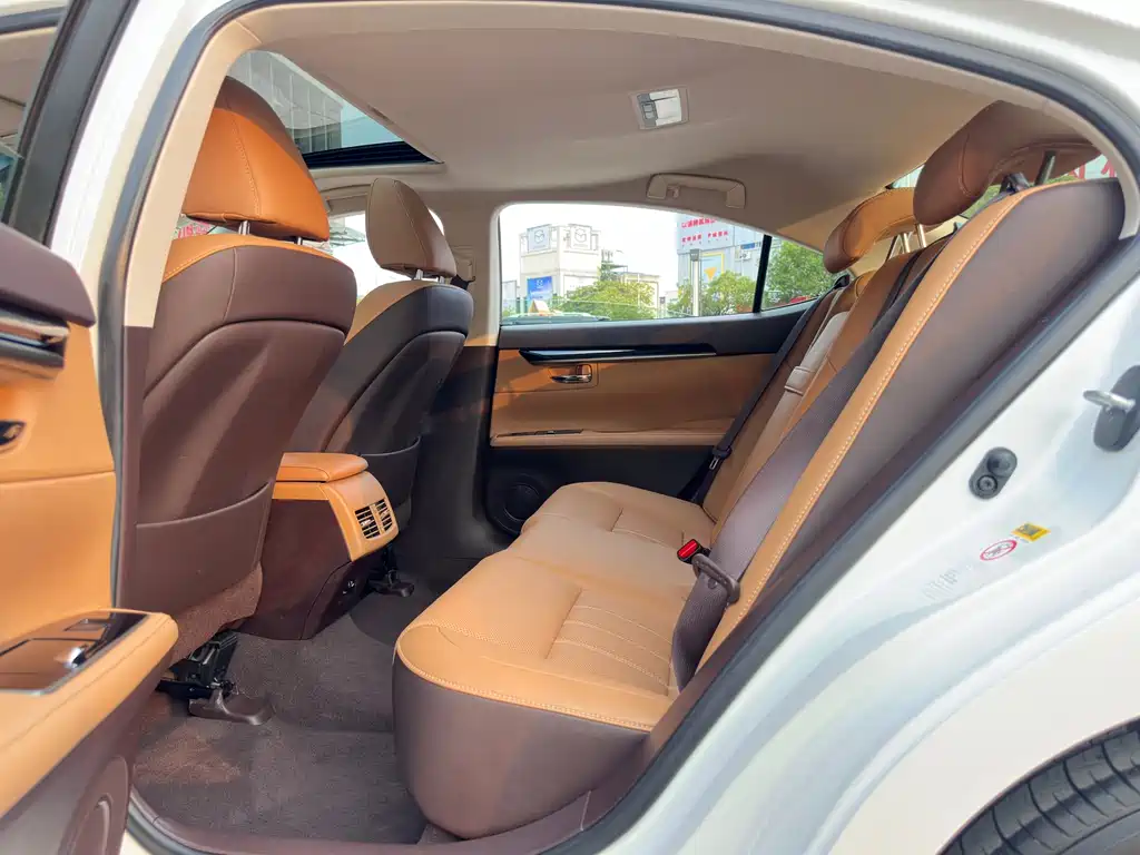Lexus ES — миниатюра 8