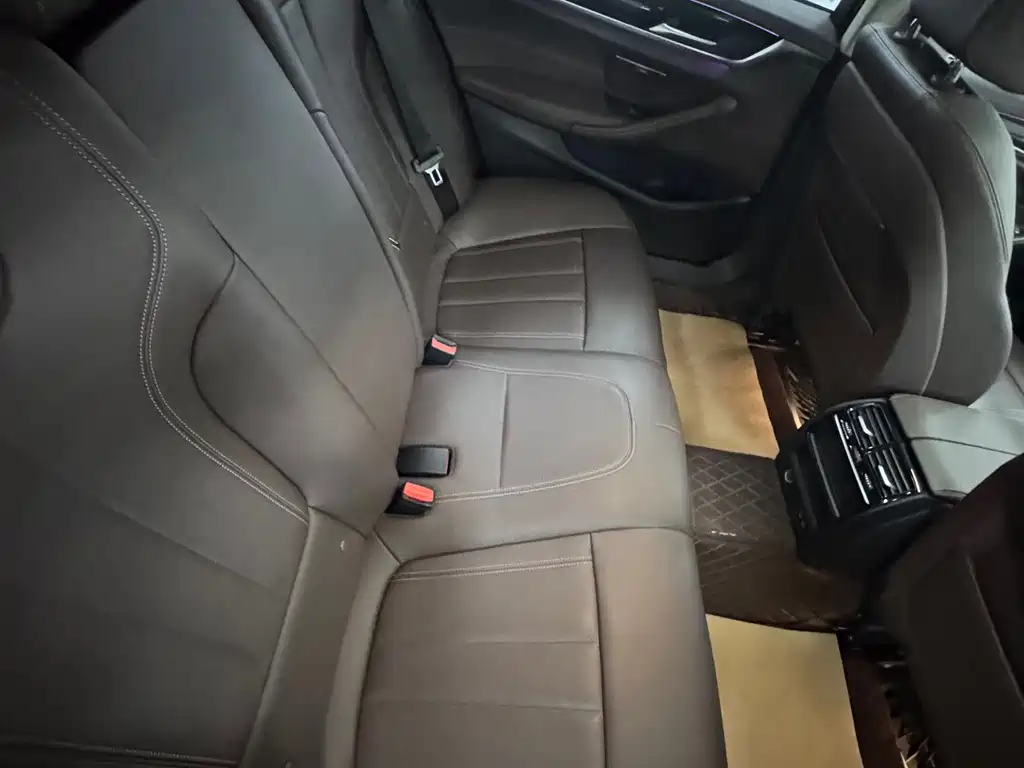 BMW 5 Series — миниатюра 11