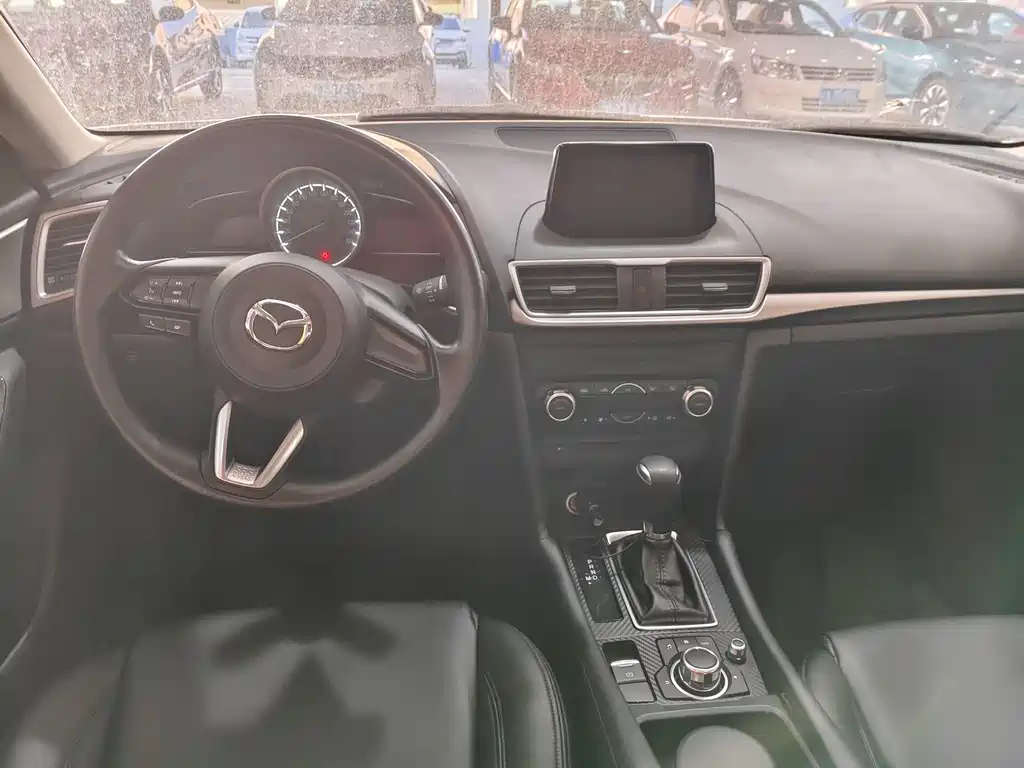 Mazda Mazda3 3 2017 1.5L AT Luxury V