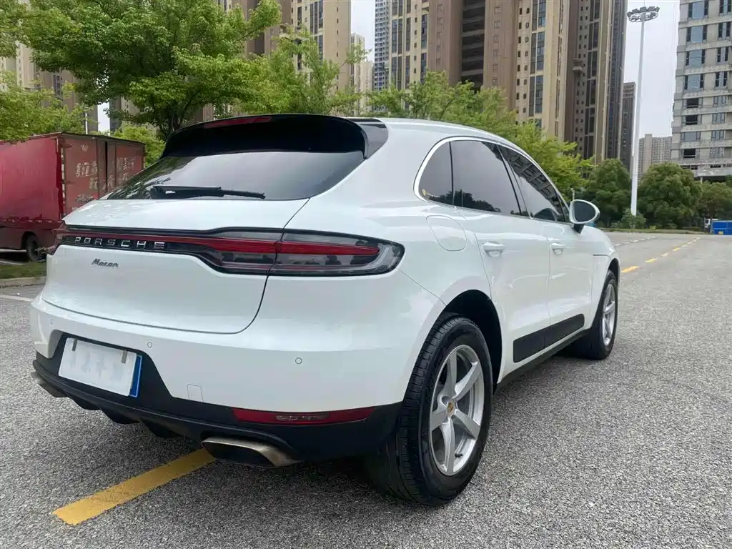 PORSCHE MACAN