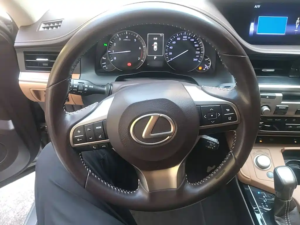 Lexus ES — миниатюра 11
