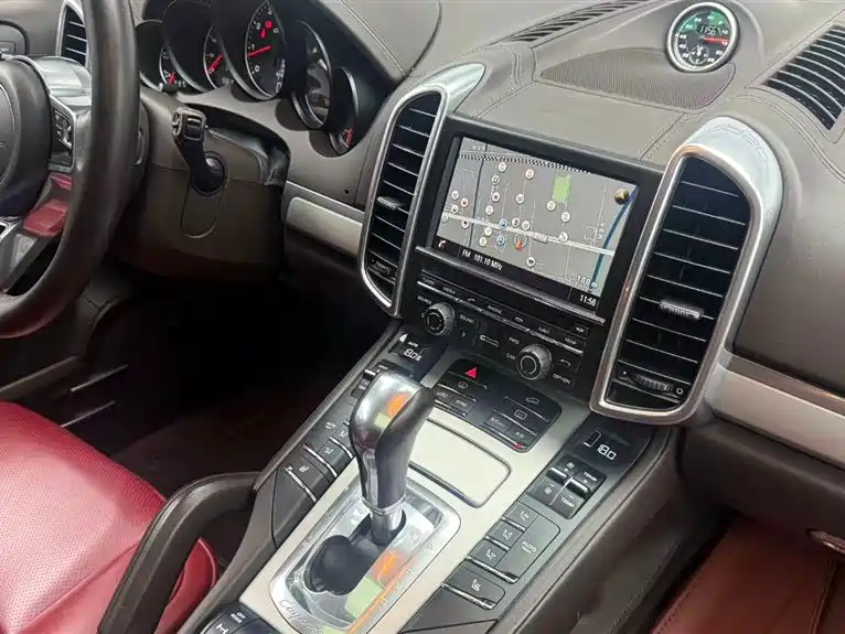 Porsche Cayenne — миниатюра 12