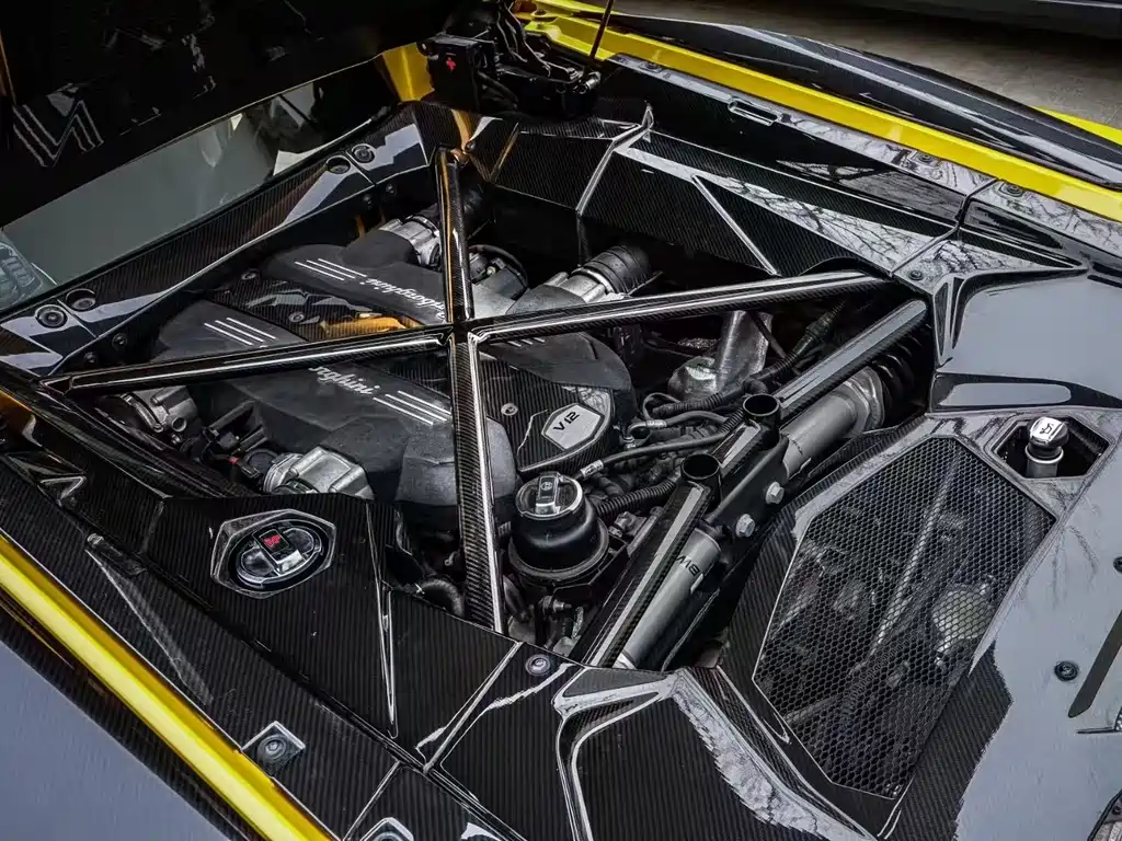 LAMBORGHINI AVENTADOR