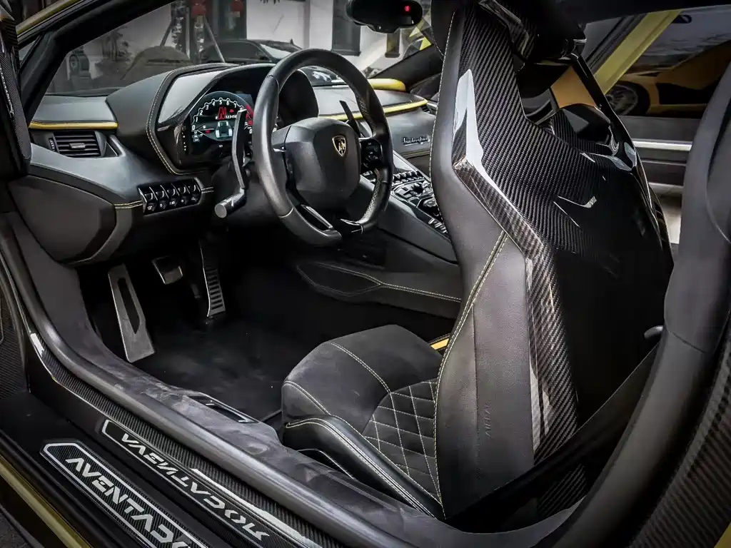 LAMBORGHINI AVENTADOR