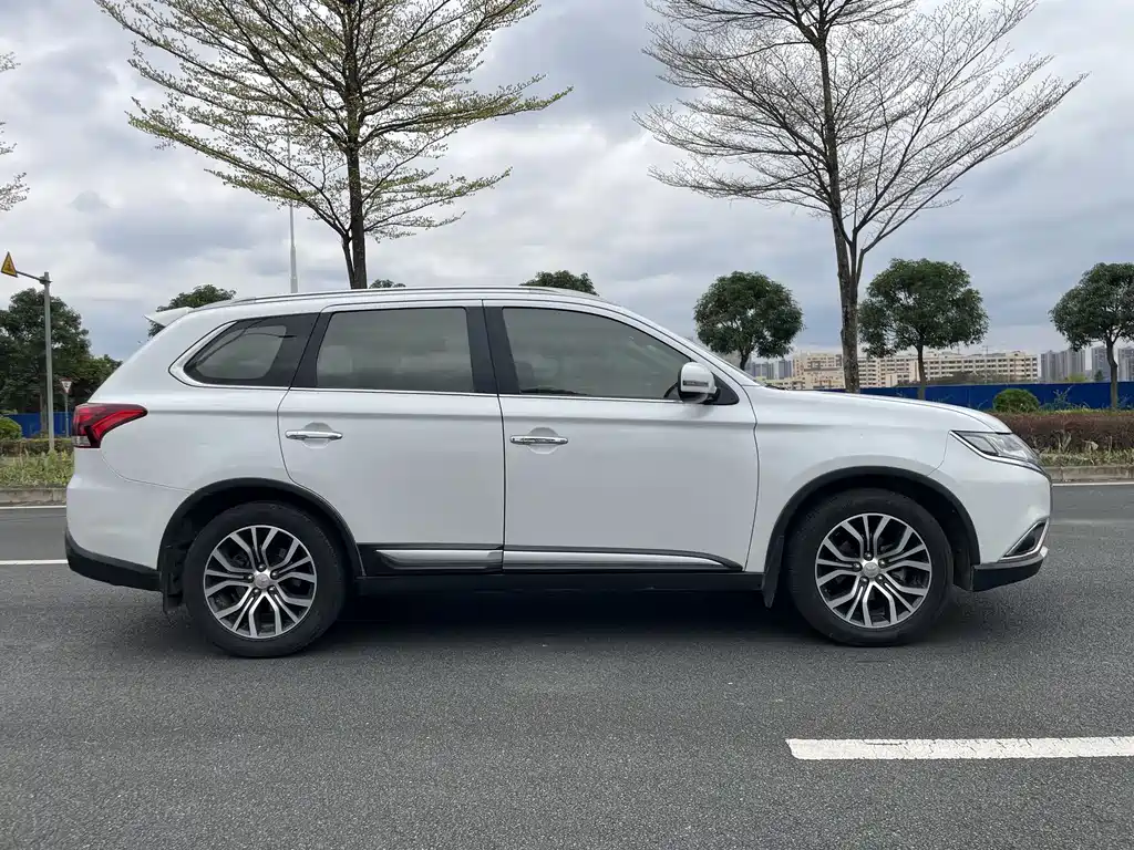 MITSUBISHI OUTLANDER