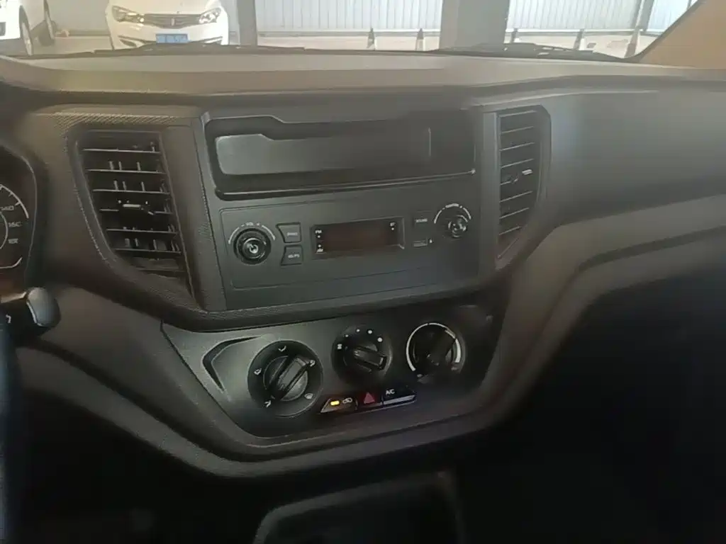 Wuling Hongguang V — миниатюра 13