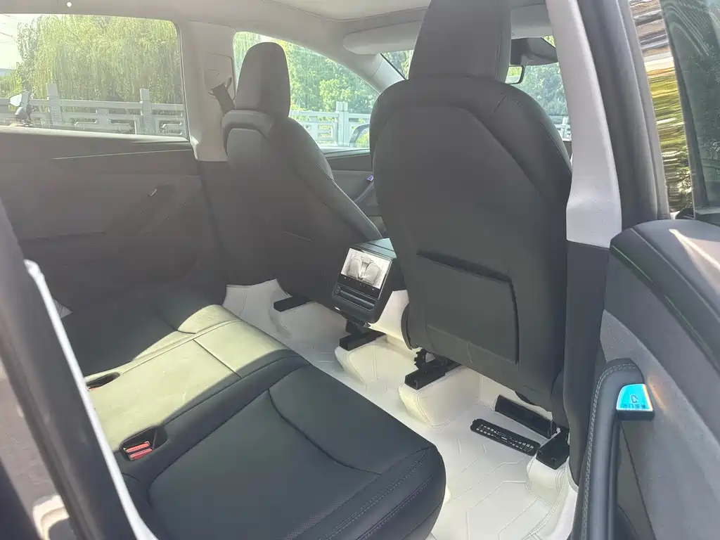 Tesla Model Y — миниатюра 9