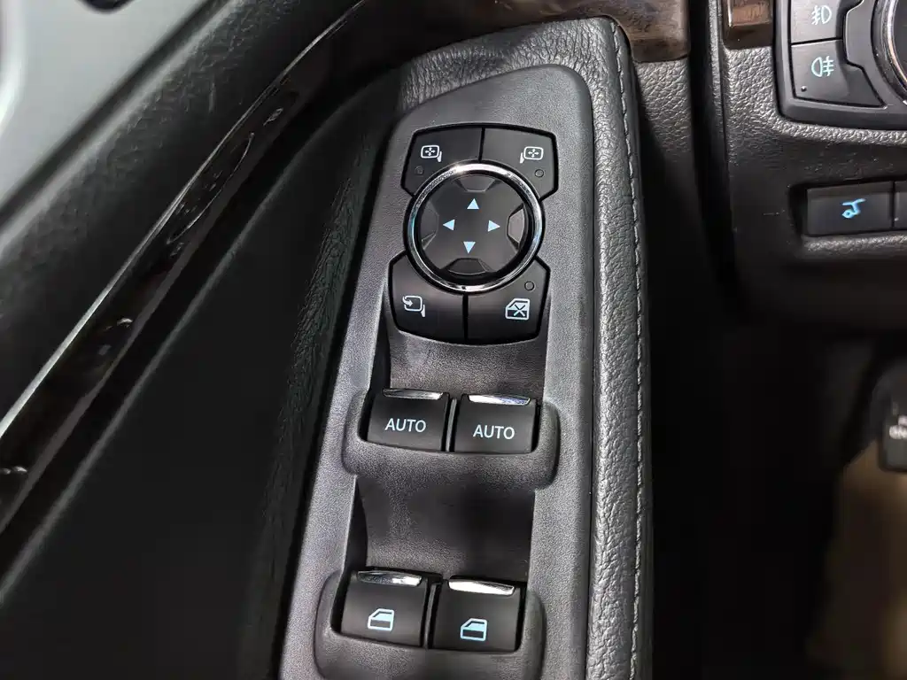 Ford Explorer (Import) — миниатюра 28