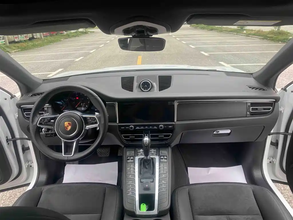 PORSCHE MACAN