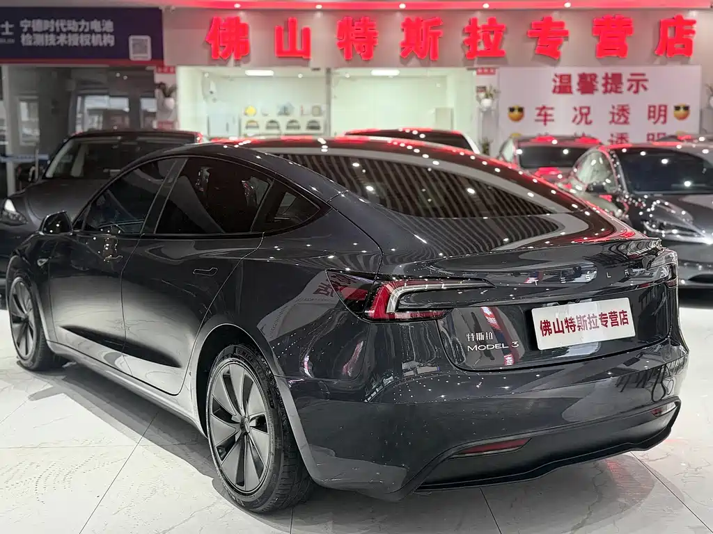 Tesla Model 3 — миниатюра 3