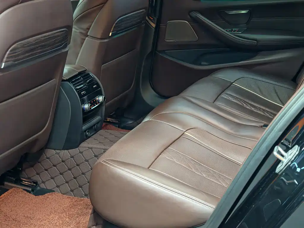 BMW 5 Series — миниатюра 32