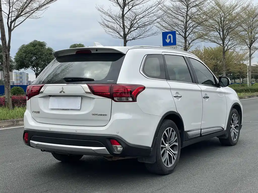 MITSUBISHI OUTLANDER