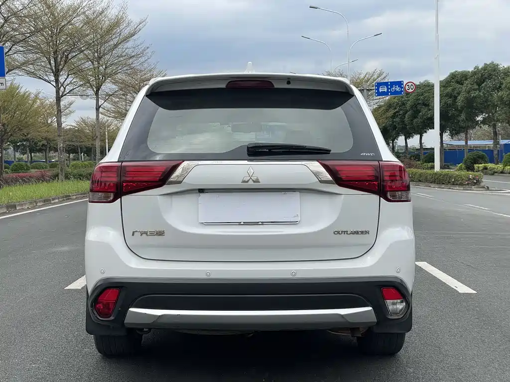 MITSUBISHI OUTLANDER