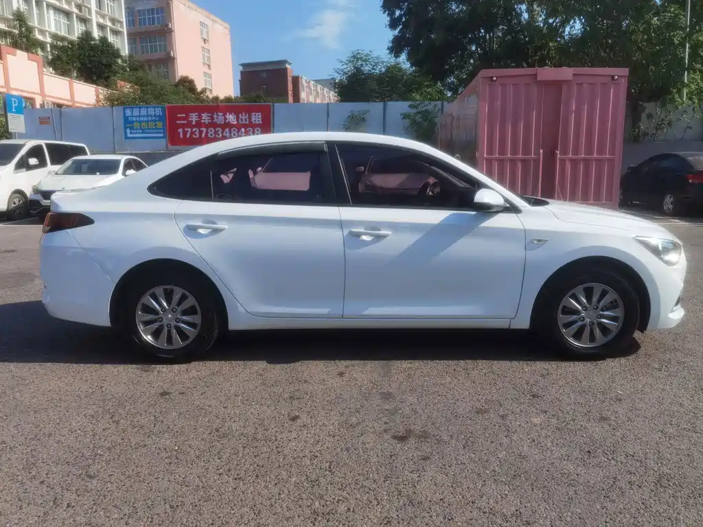 Hyundai Elantra — миниатюра 8