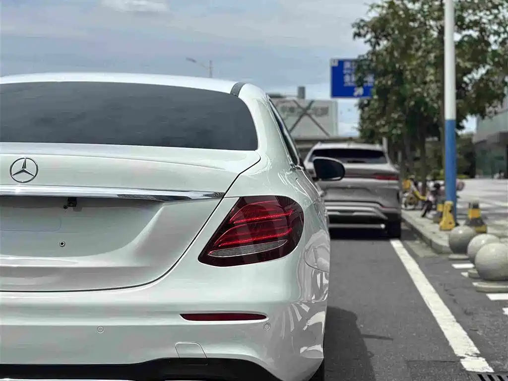 Mercedes-Benz E-Class — миниатюра 11