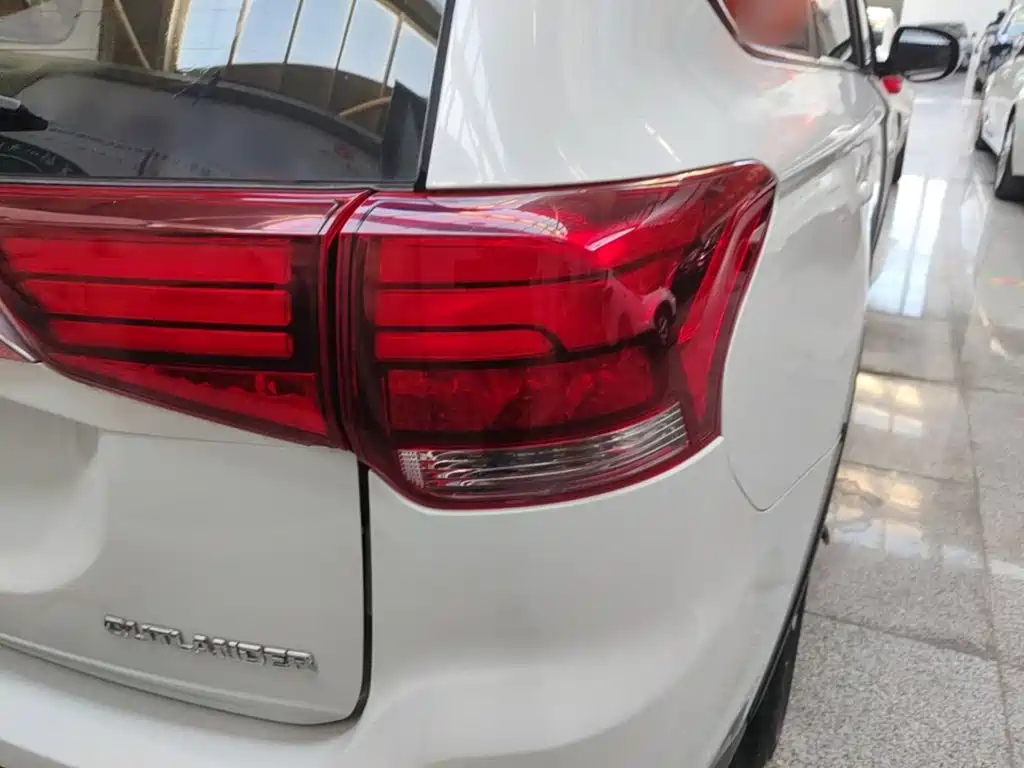 Mitsubishi Outlander — миниатюра 8