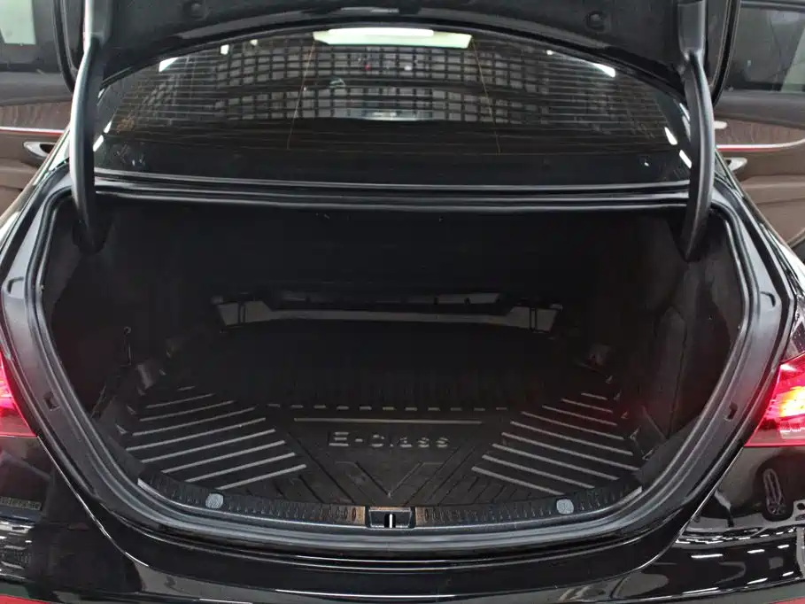 Mercedes-Benz E-Class — миниатюра 12