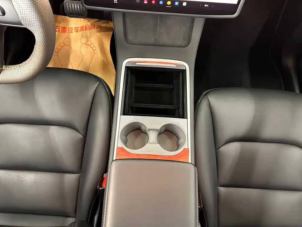 Tesla Model Y — миниатюра 15