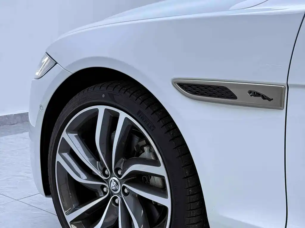 Jaguar XFL — миниатюра 4