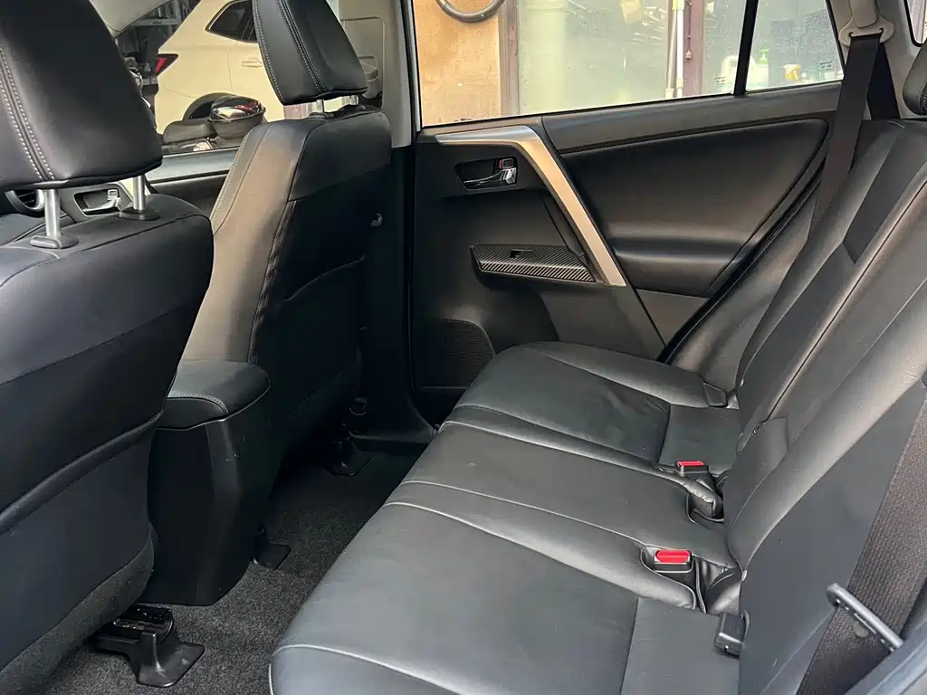 Toyota RAV4 — миниатюра 6