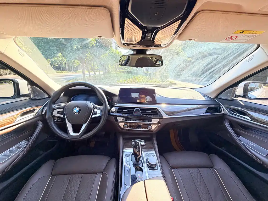 BMW 5 Series New Energy — миниатюра 7