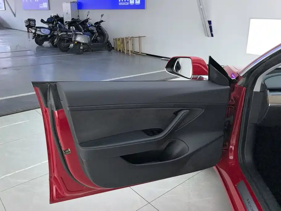 Tesla Model 3 — миниатюра 7