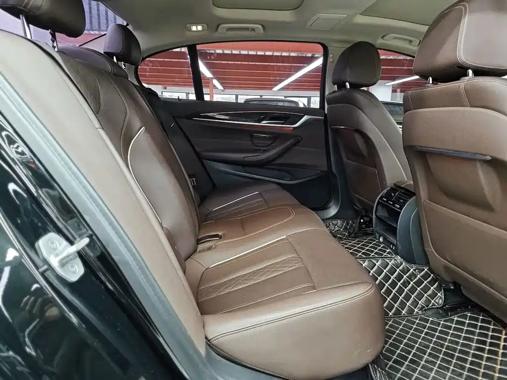 BMW 5 Series — миниатюра 12