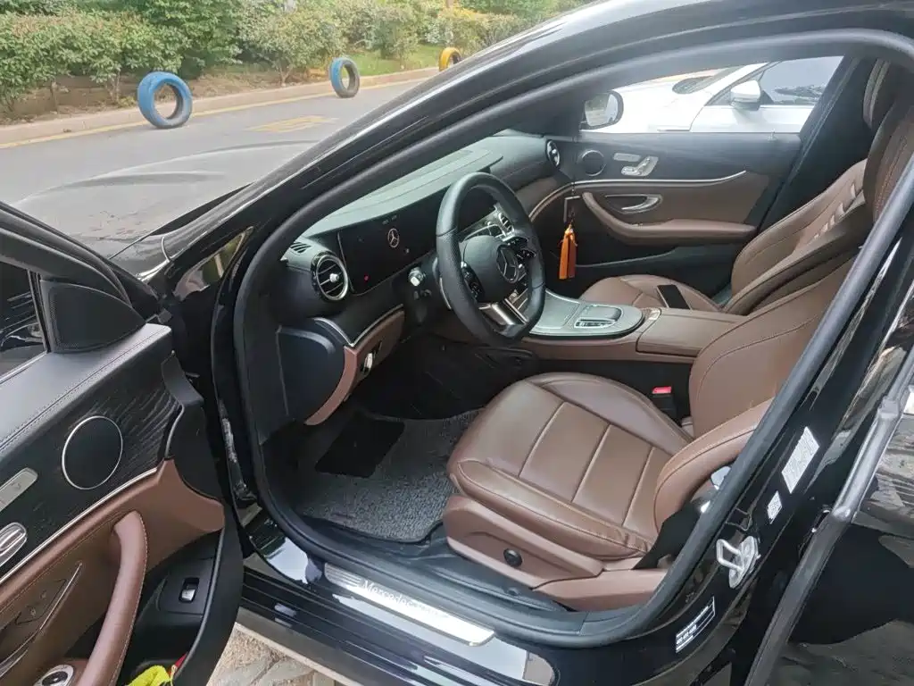 Mercedes-Benz E-Class — миниатюра 12