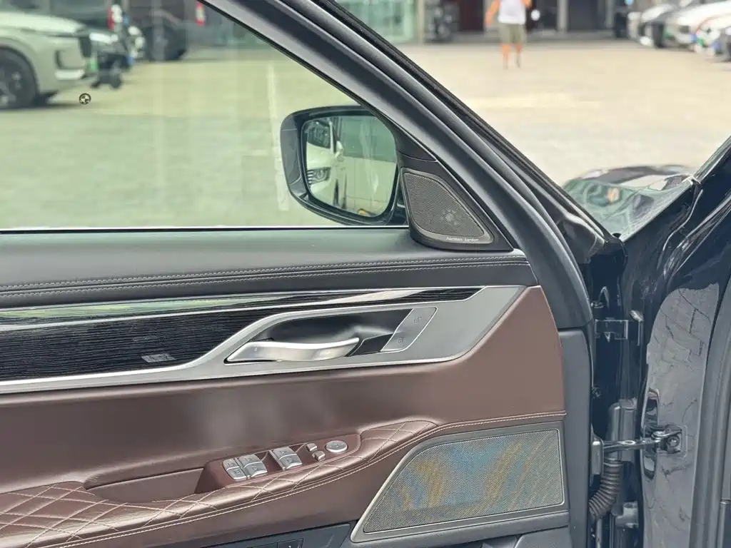 BMW 7 Series — миниатюра 6