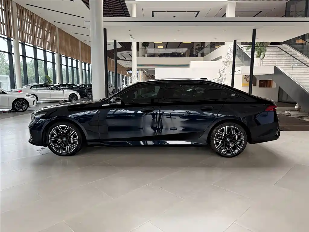BMW 5 Series — миниатюра 12