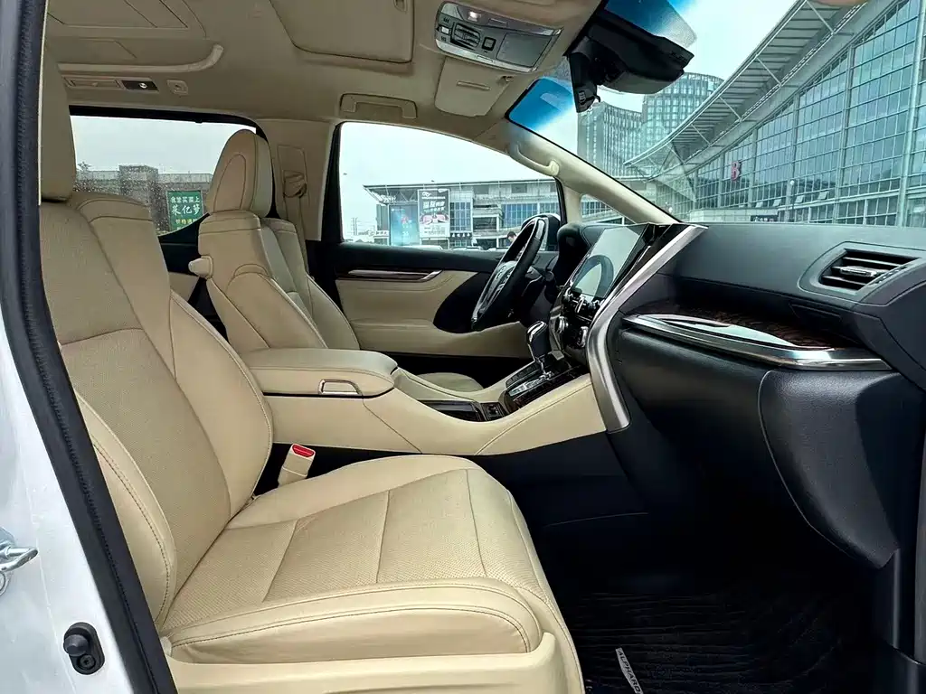 Toyota Alphard — миниатюра 9