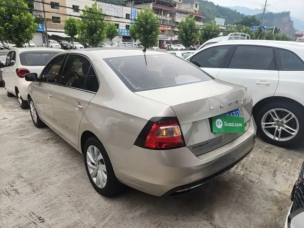 Skoda Rapid — миниатюра 5