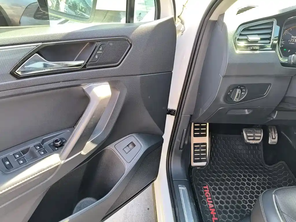 Volkswagen Tiguan L — миниатюра 13