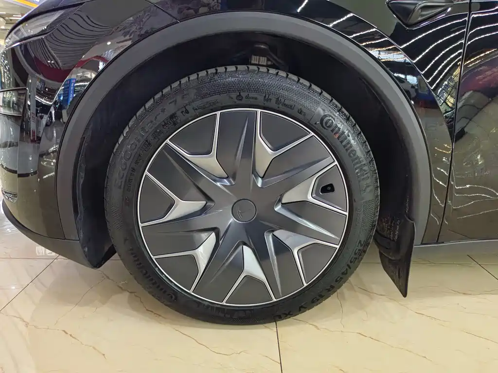 Tesla Model Y L — миниатюра 10