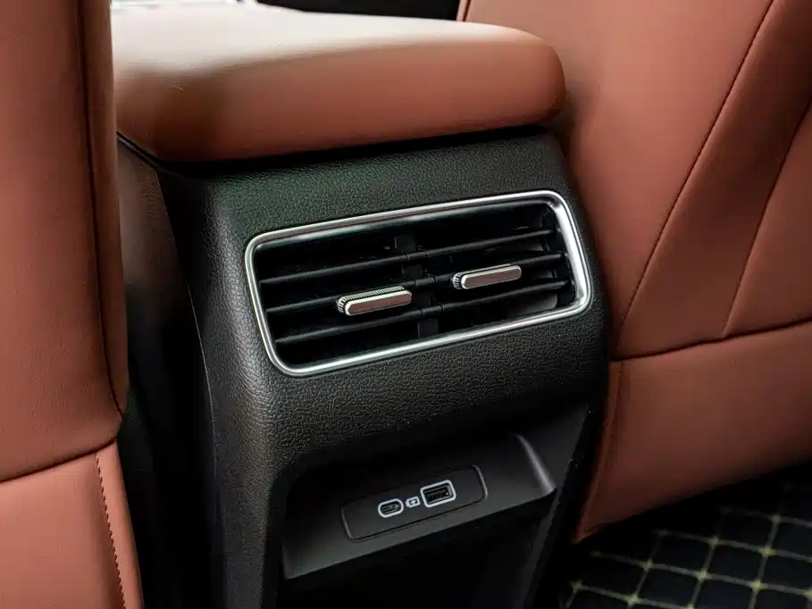 Geely 博越REV — миниатюра 23