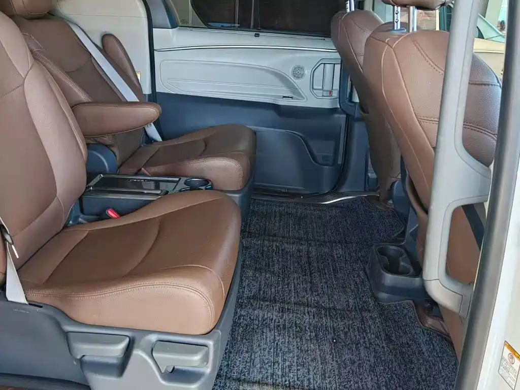 Toyota Sienna — миниатюра 8