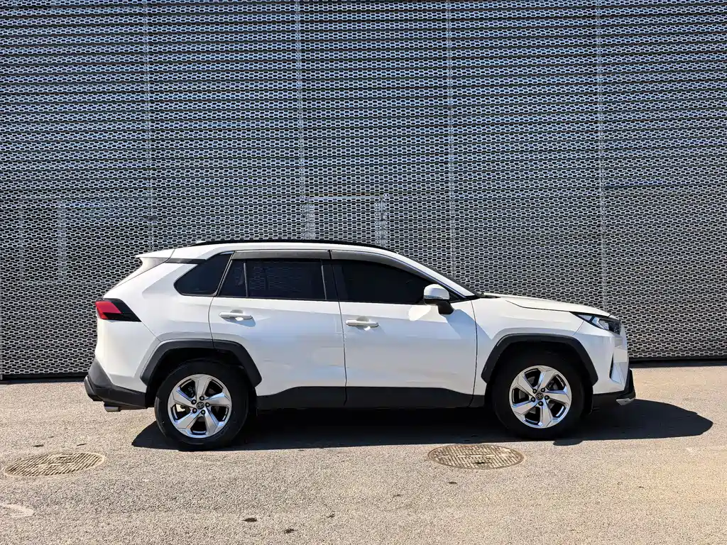 Toyota RAV4 — миниатюра 6