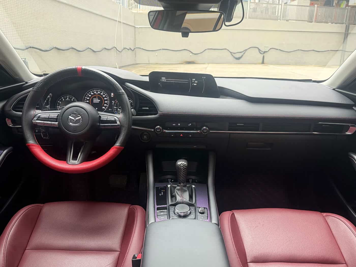 Mazda Mazda3 Axela 2.0 л 2024 г. красный/фиолетовый, пробег 10000 км