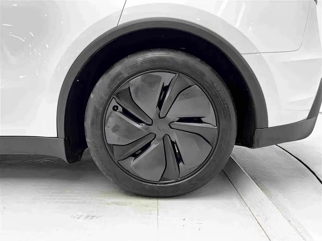 Tesla Model Y — миниатюра 13