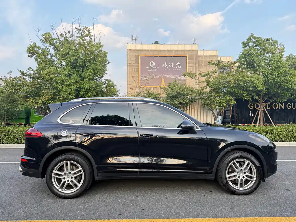Porsche Cayenne — миниатюра 4
