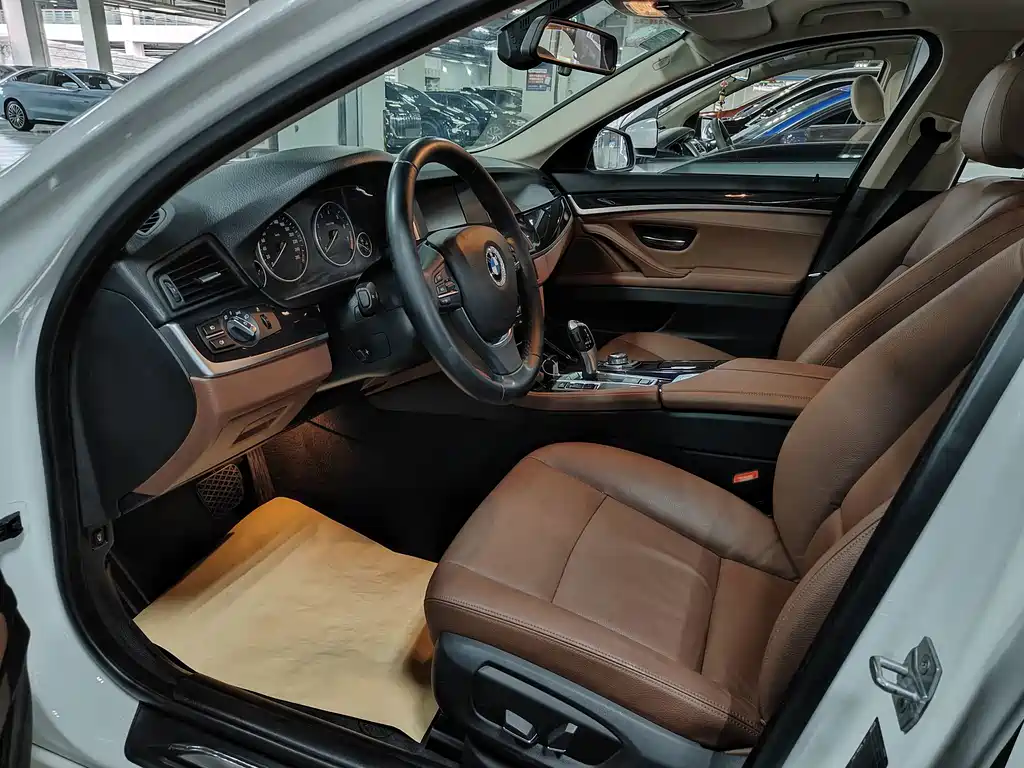 BMW 5 Series — миниатюра 6
