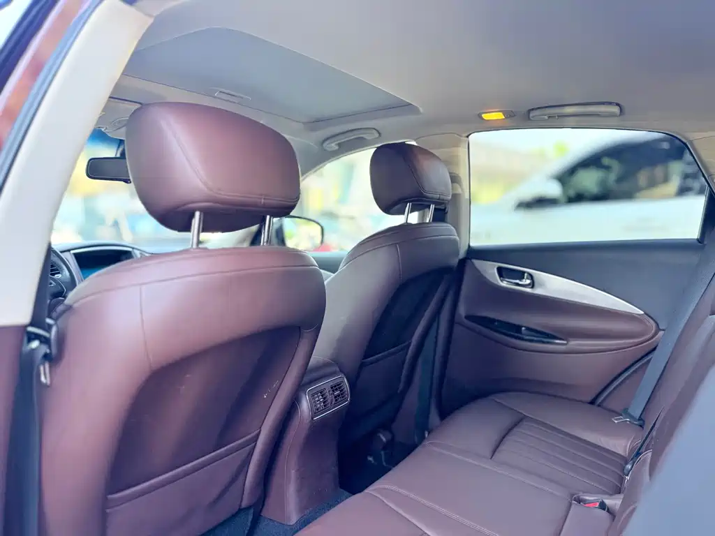 Infiniti EX — миниатюра 8