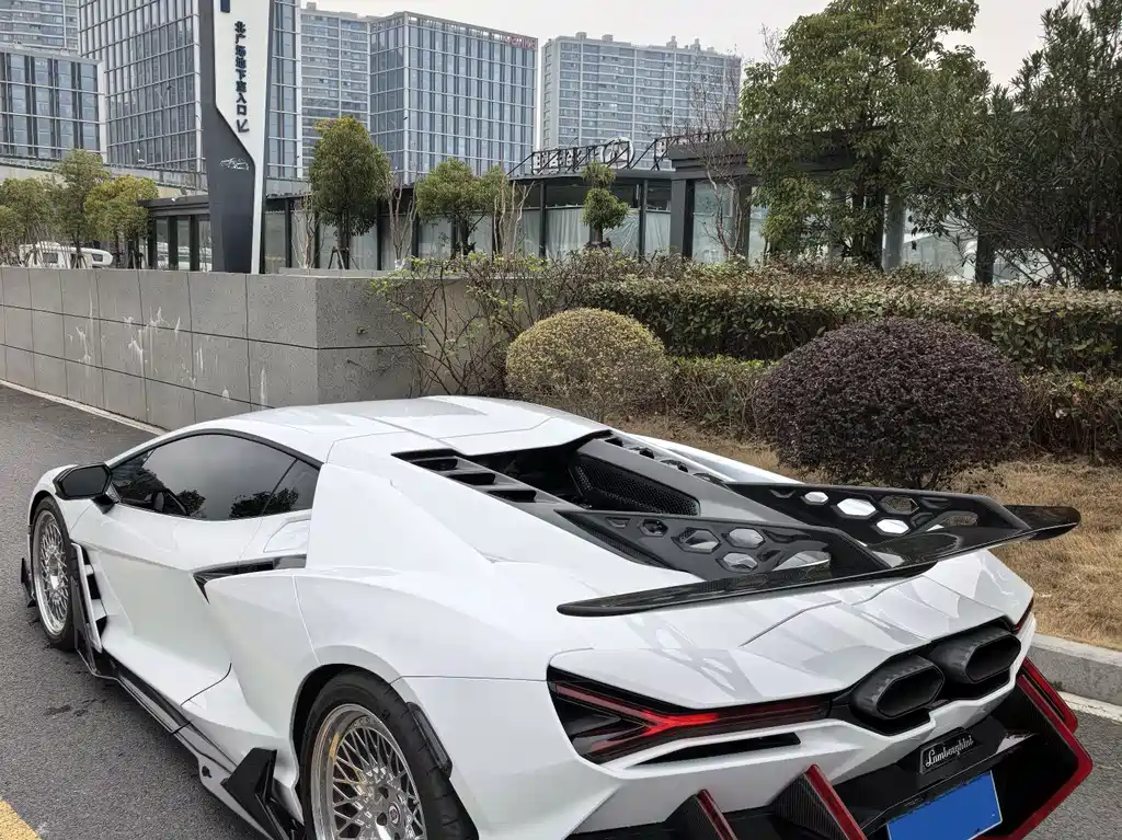 LAMBORGHINI REVUELTO