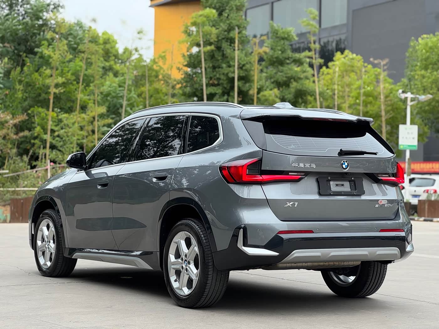 BMW X1 1.5 л 2023 г. Серебристо-серый, пробег 23000 км