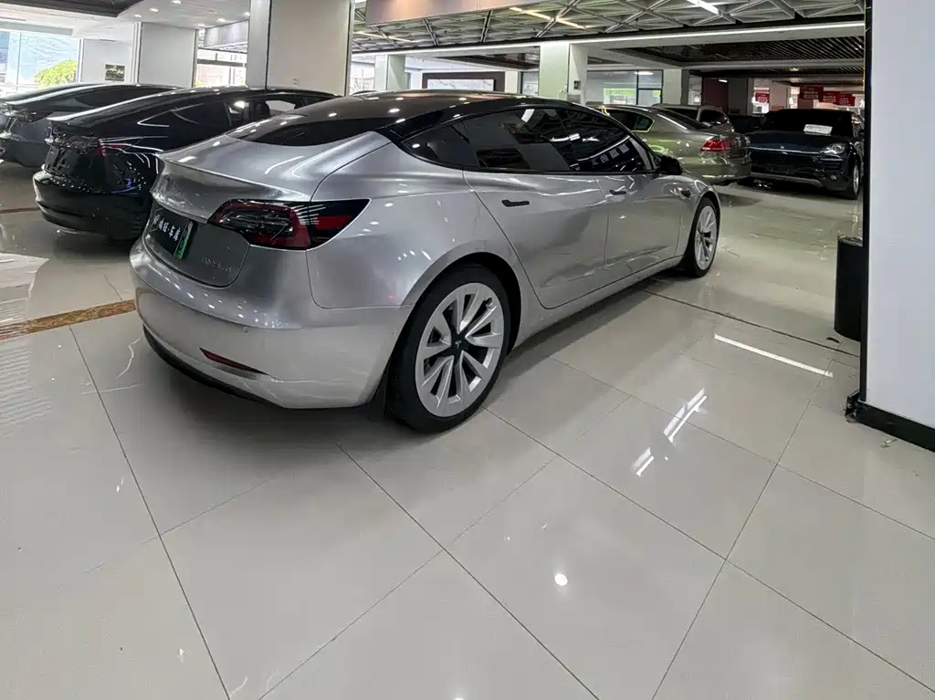 Tesla Model 3 — миниатюра 5