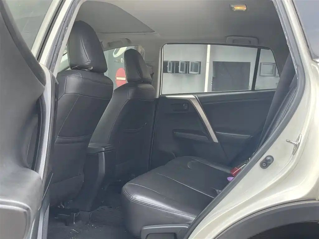 Toyota RAV4 — миниатюра 7
